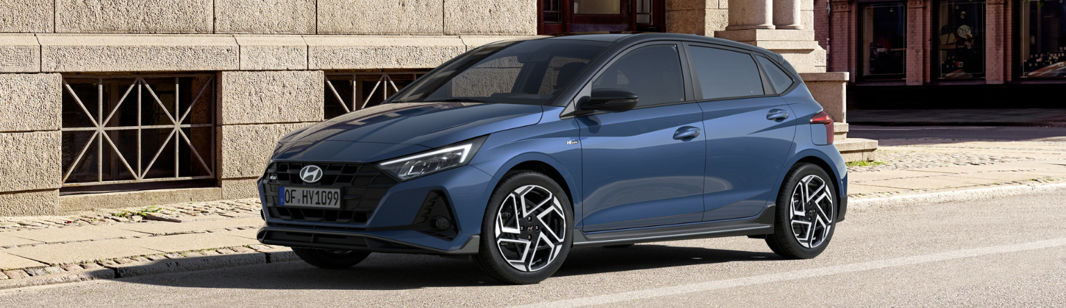 Hyundai i20 blau auf Straße