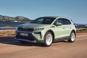 Skoda Elroq grün auf sonniger Straße