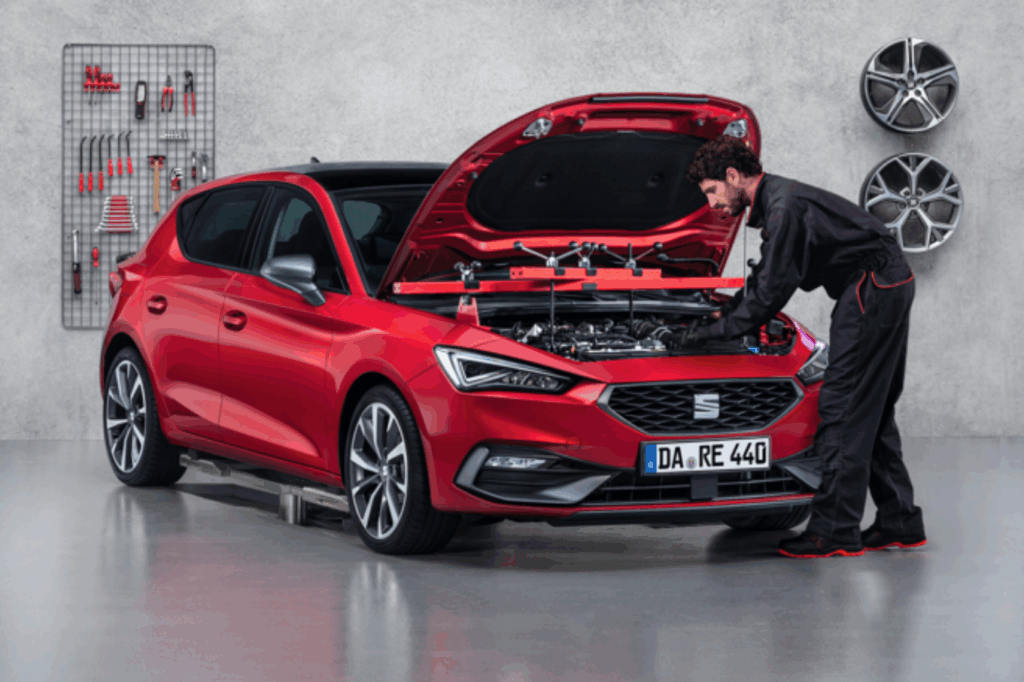roter SEAT mit offener Motorhaube