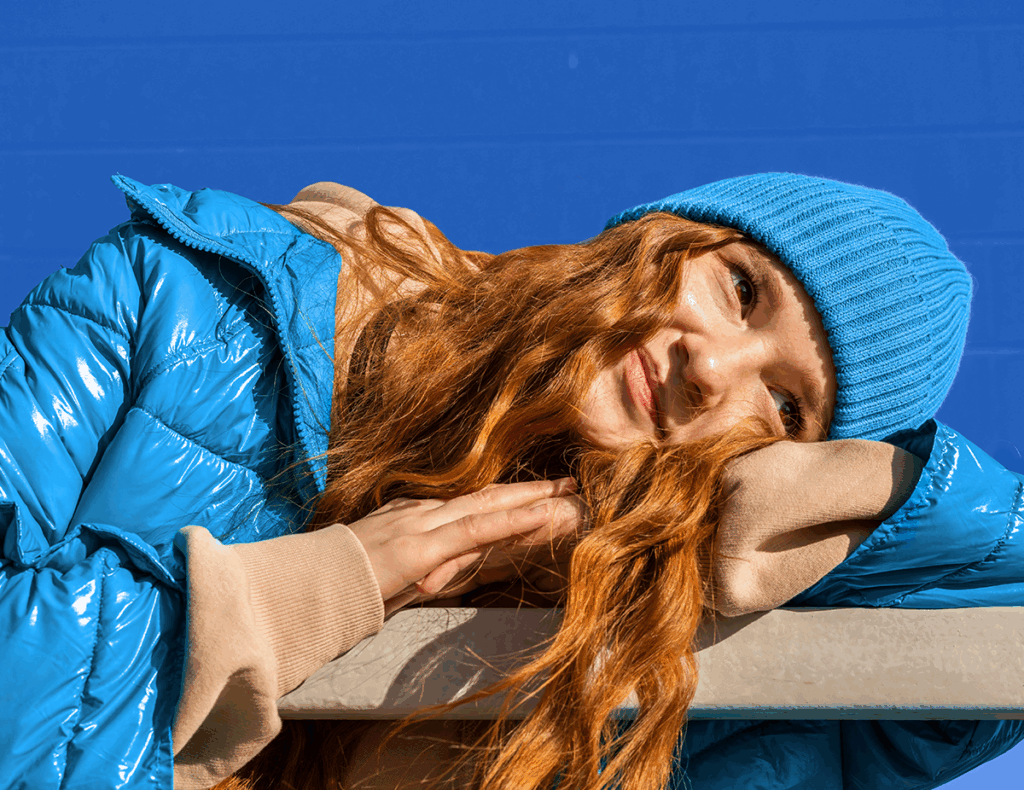 Frau glücklich mit blauer Mütze