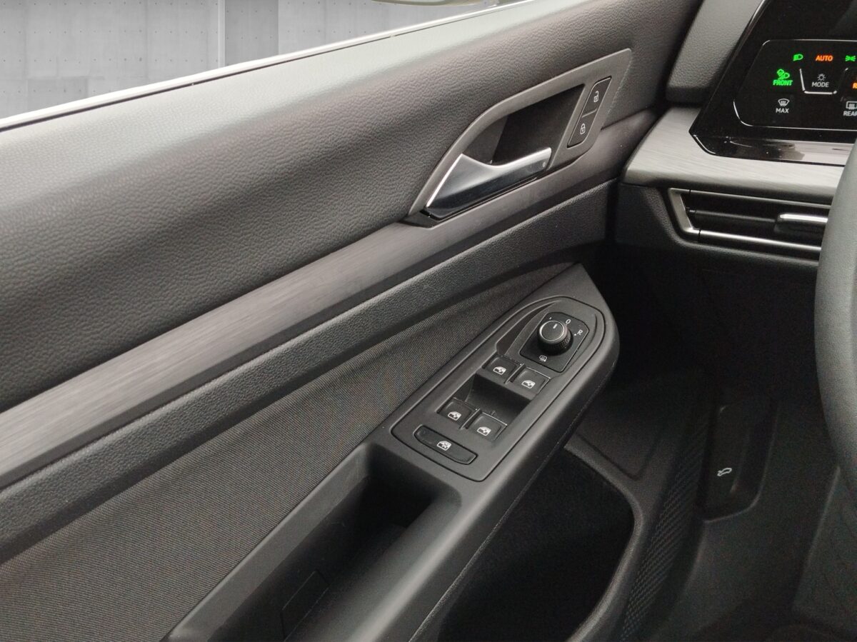 VW Golf VIII 2.0 TDI Style DSG ACC*AHK*AUT*DynLicht – Bild 12