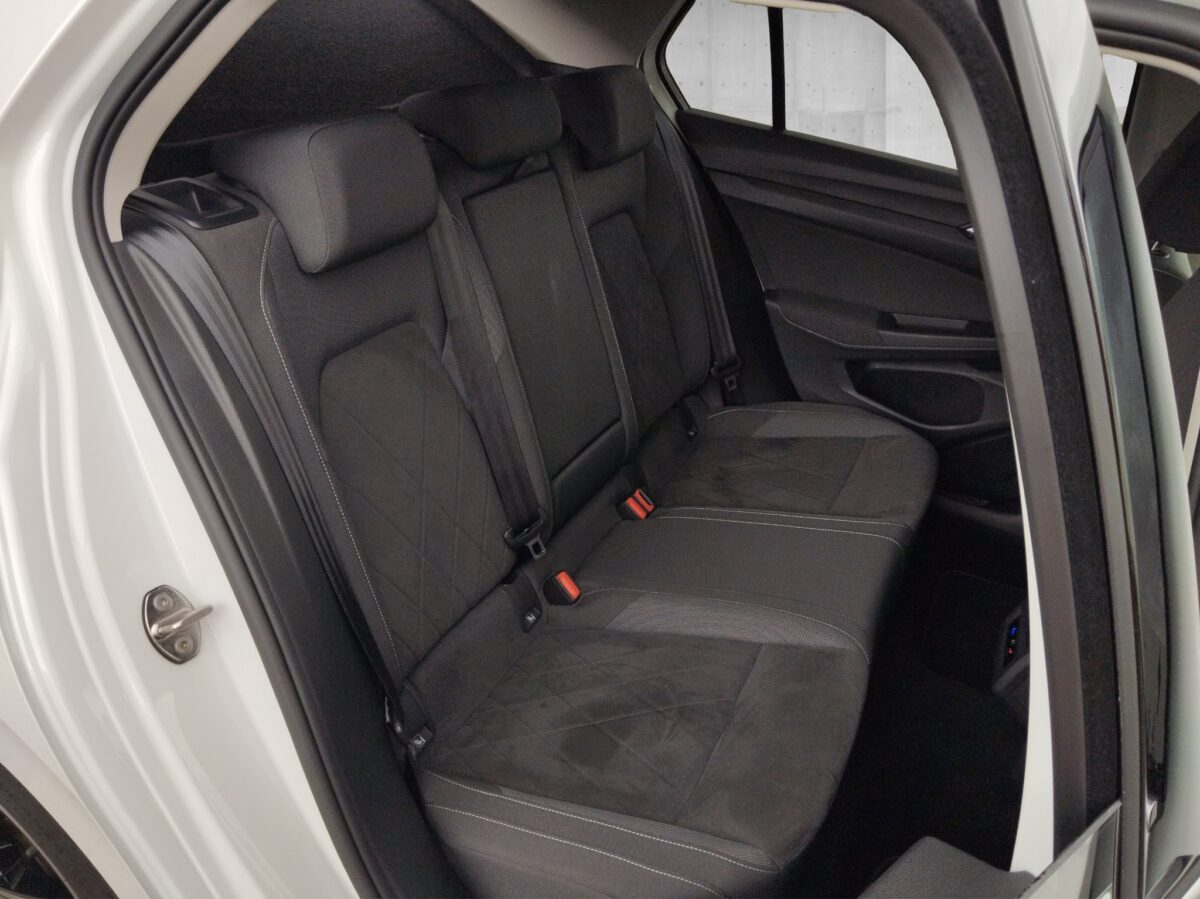 VW Golf VIII 2.0 TDI Style DSG ACC*AHK*AUT*DynLicht – Bild 18