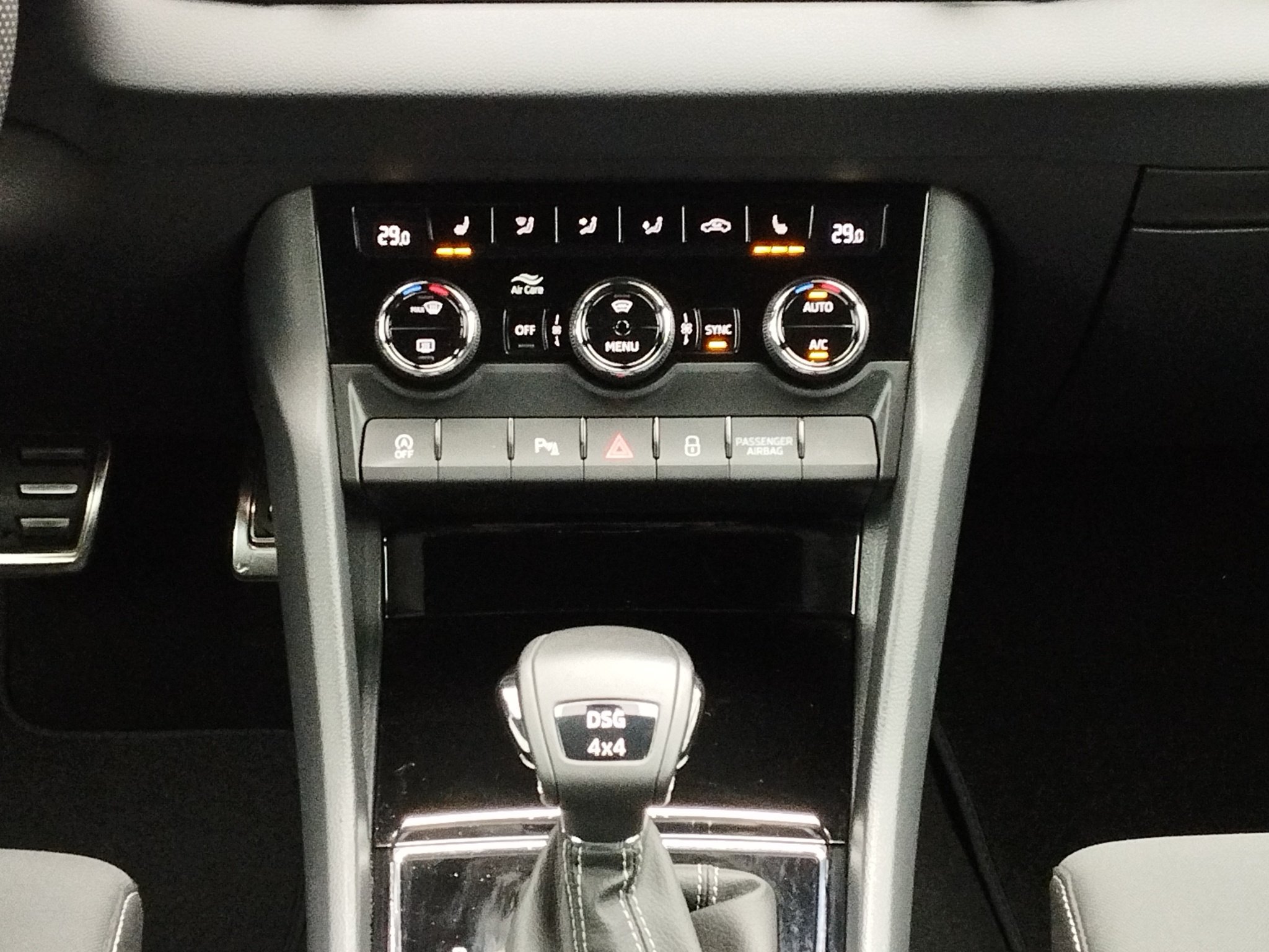 Skoda Karoq 2.0 TSI Sportline 4x4 DSG 4xSHZ*ACC*AHK*LM – Bild 14