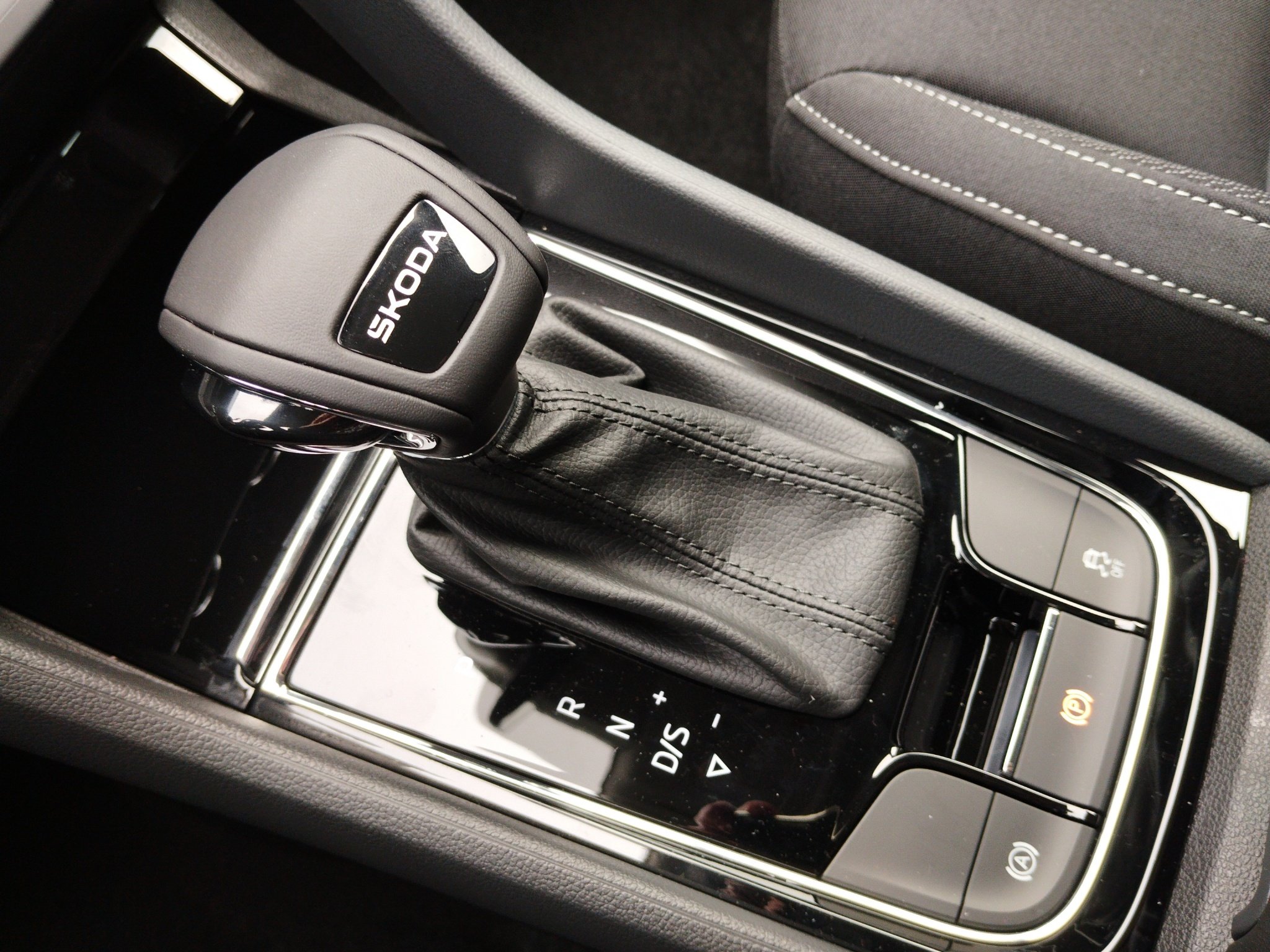 Skoda Karoq 1.5 TSI Tour DSG *ACC*AHK*AUT*Fernlichtass. – Bild 28