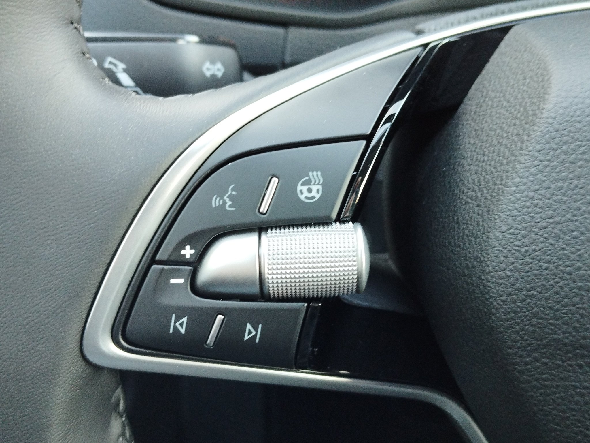 Skoda Karoq 1.5 TSI Tour ACC*AHK*Facelift*KeyLess*LED – Bild 23