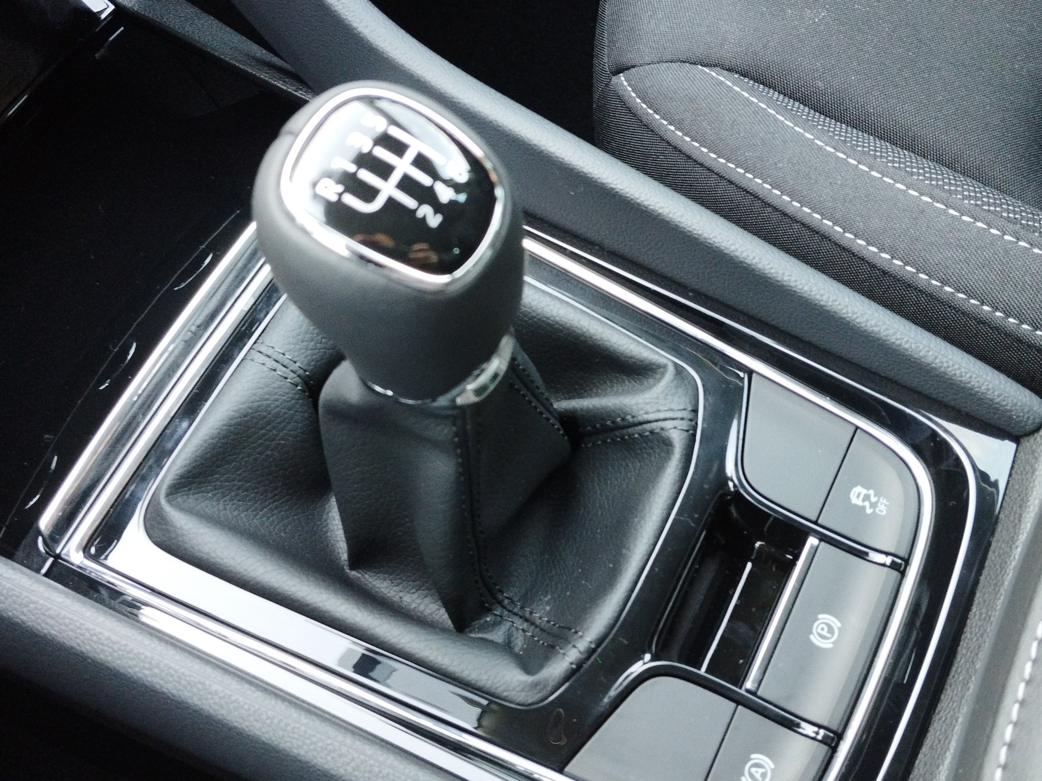 Skoda Karoq 1.5 TSI Tour ACC*AHK*Facelift*KeyLess*LED – Bild 28