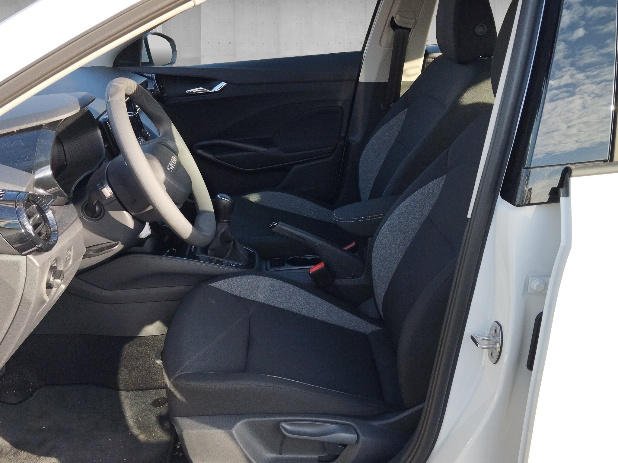 Skoda Fabia 1.0 TSI Essence *LED*LM*PDC*SHZ*FH*DAB* – Bild 7