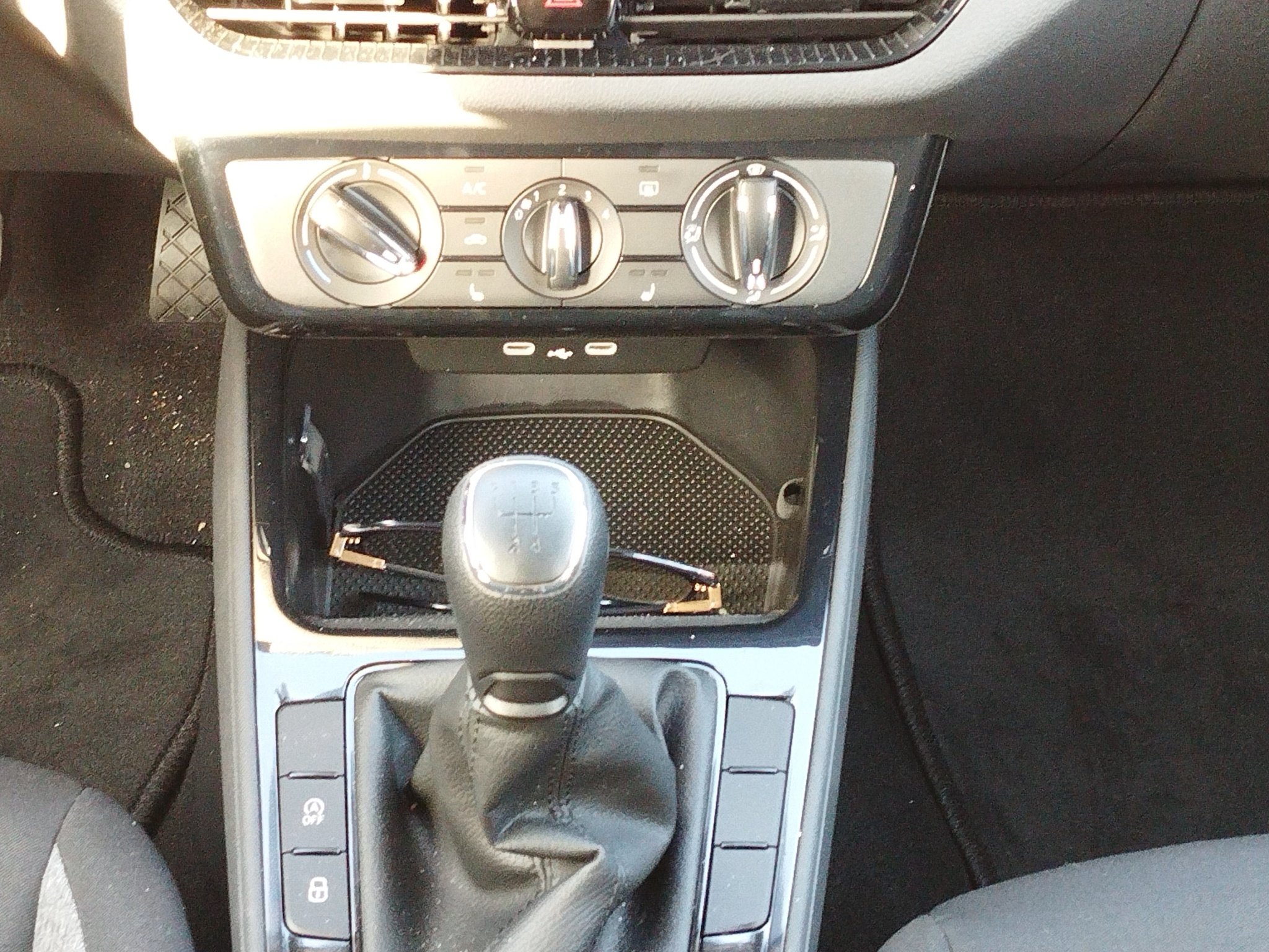 Skoda Fabia 1.0 TSI Essence *LED*LM*PDC*SHZ*FH*DAB* – Bild 14