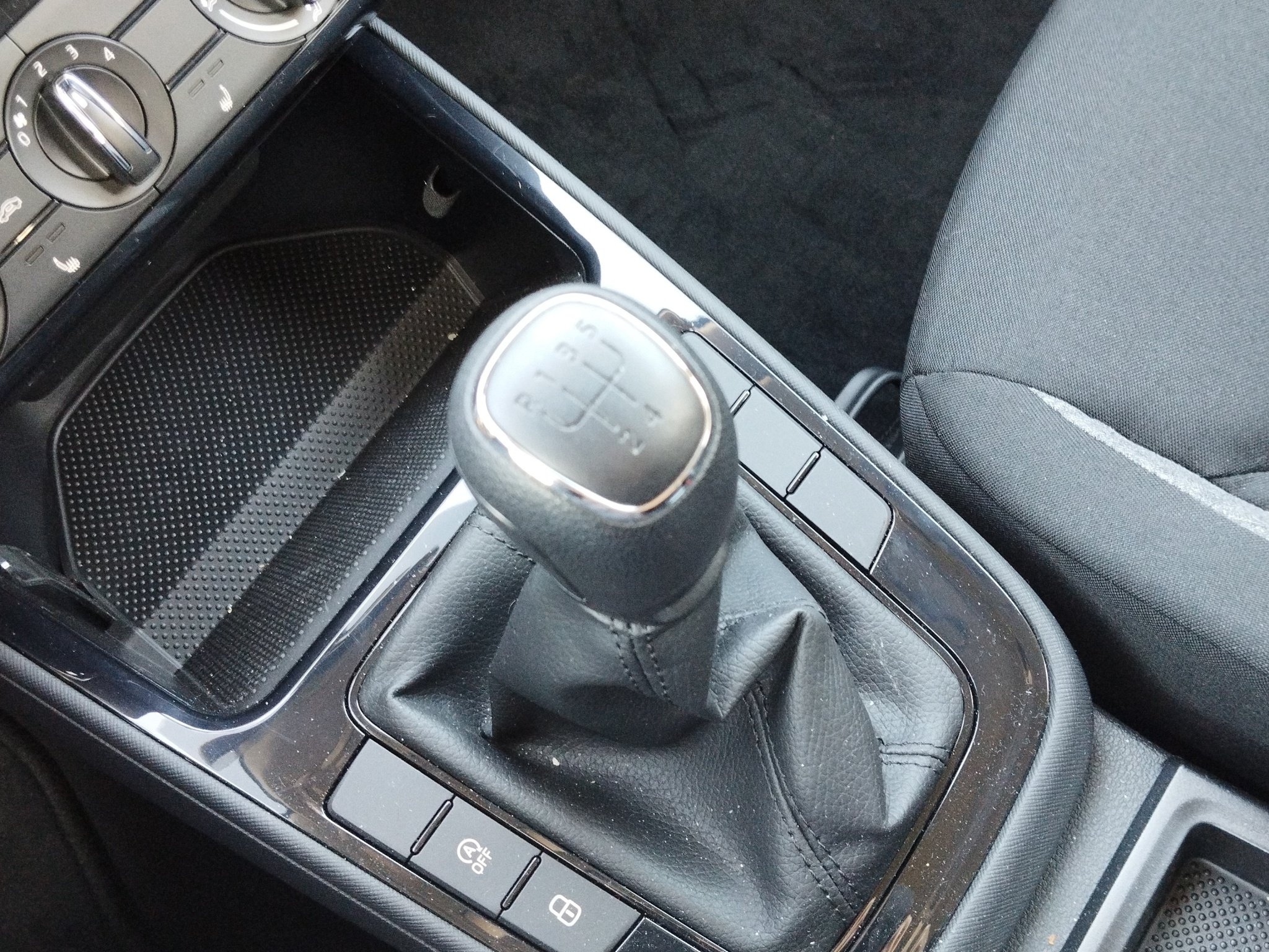 Skoda Fabia 1.0 TSI Essence *LED*LM*PDC*SHZ*FH*DAB* – Bild 24