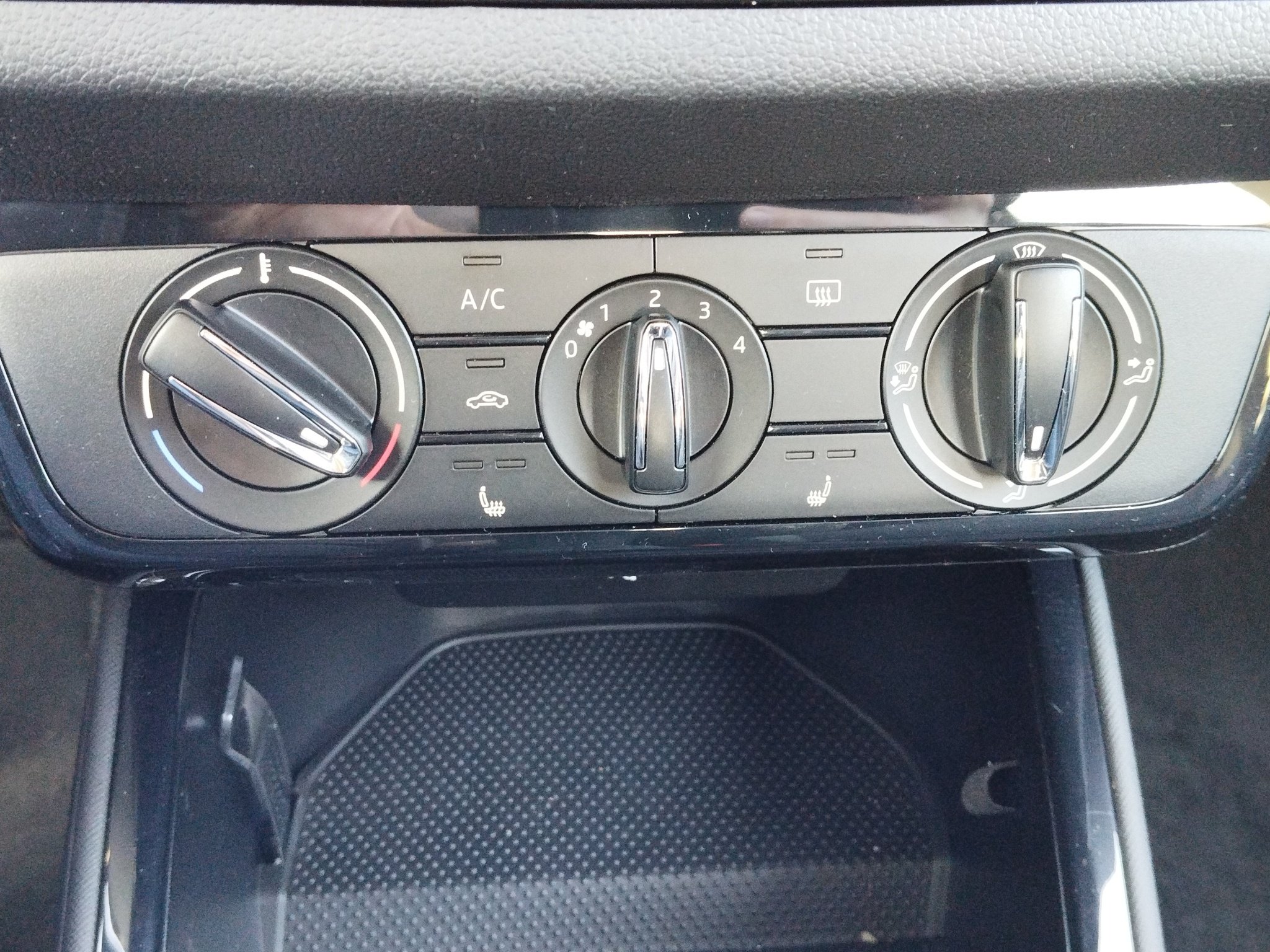 Skoda Fabia 1.0 TSI Essence *LED*LM*PDC*SHZ*FH*DAB* – Bild 25