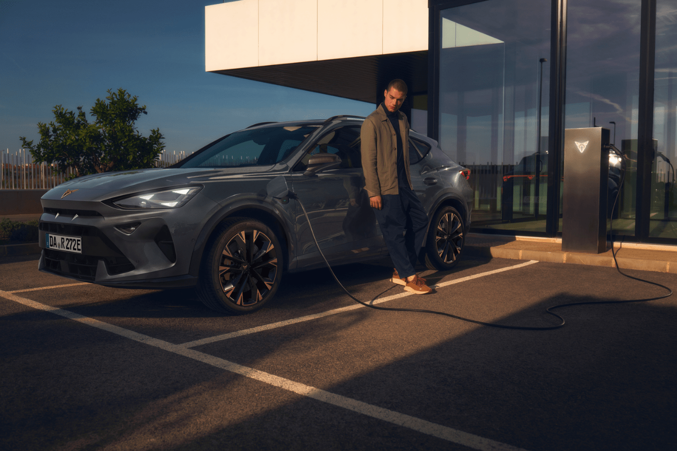 Cupra Elektro mit Mann an Ladesäule