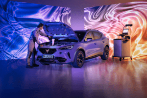 Cupra Mechaniker offene Motorhaupe