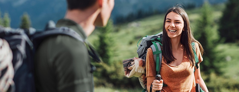 Pärchen in den Bergen Frühlings-Check Skoda