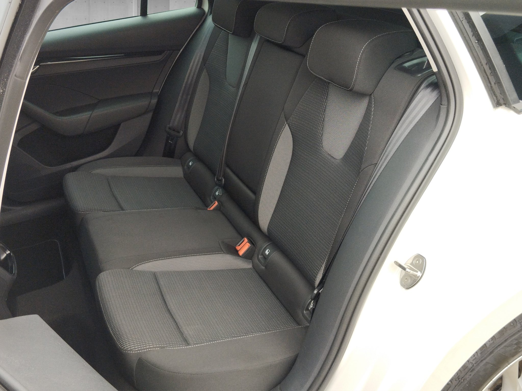 Skoda Octavia Combi 2.0 TDI Ambition DynLicht*KeyLess – Bild 9