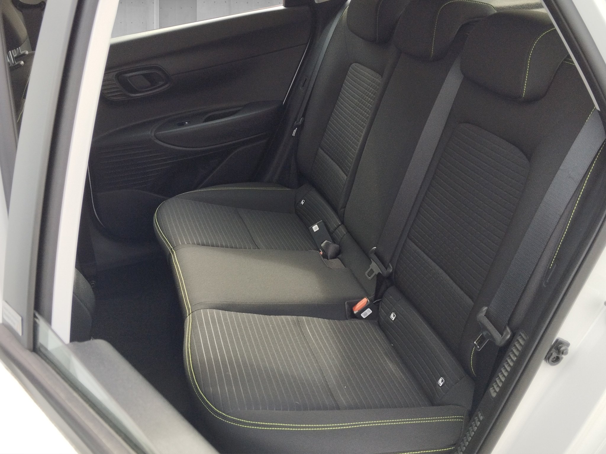 Hyundai i20 1.0 T-GDi 48V MHEV Intro Edition AUT*Kam.*LM – Bild 9