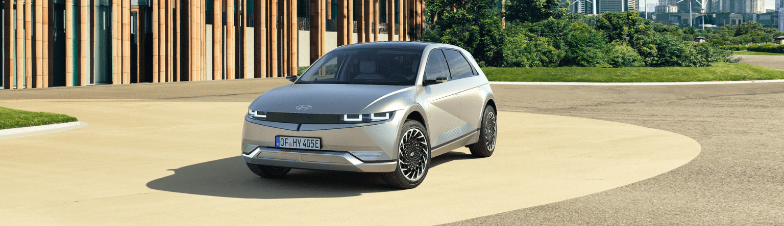 IONIQ 5 vor Hauswand