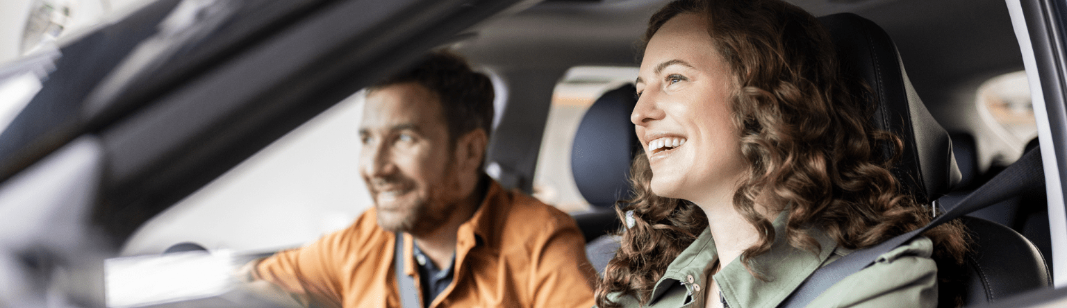 Glückliches Pärchen im Hyundai