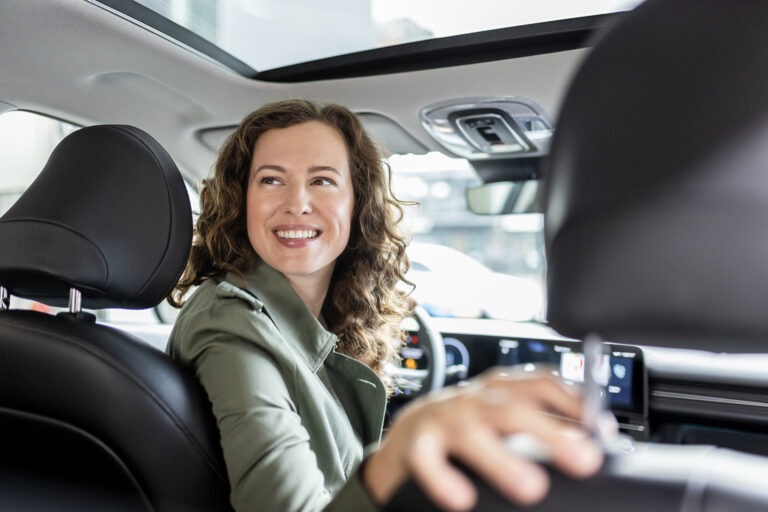 Service_Kundin_Probesitzen_Fahrzeug_72dpi