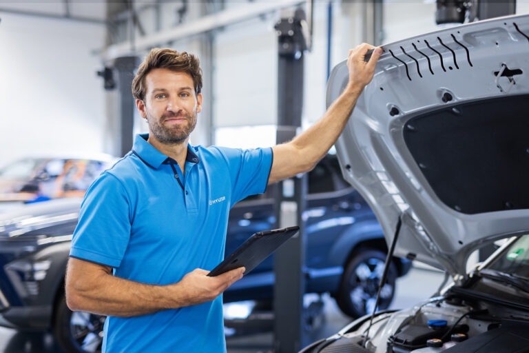 Service_Mechaniker_an_Motorhaube_72dpi