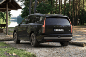 schwarzes E-Auto von hinten