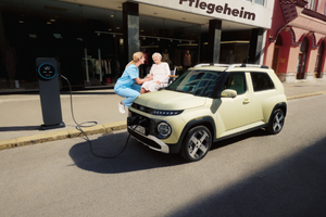 Teaser Hyundai Pflege Pflegeperson mit alter Frau i Rollstuhl am INSTER